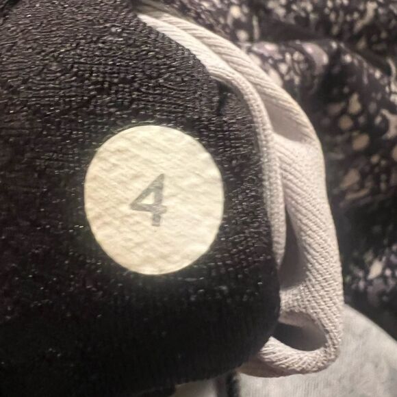 Lululemon Outrun 17" Crop in Splatter White Black Size 4 Full-On Luxtreme - Picture 3 of 10